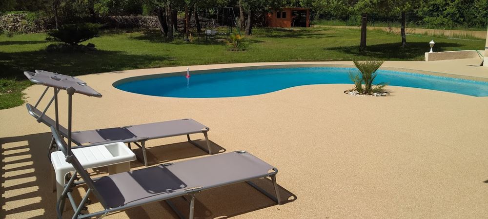 Espace détente au bord de la piscine