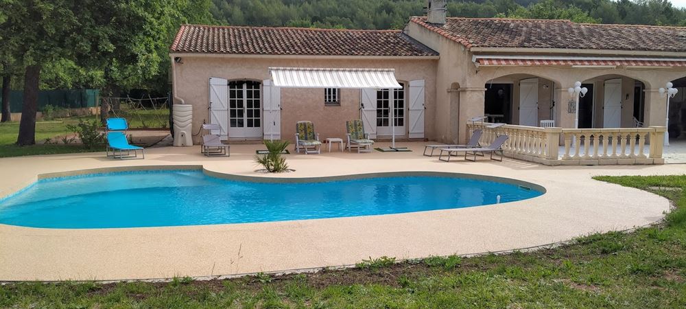 La piscine et le jardin